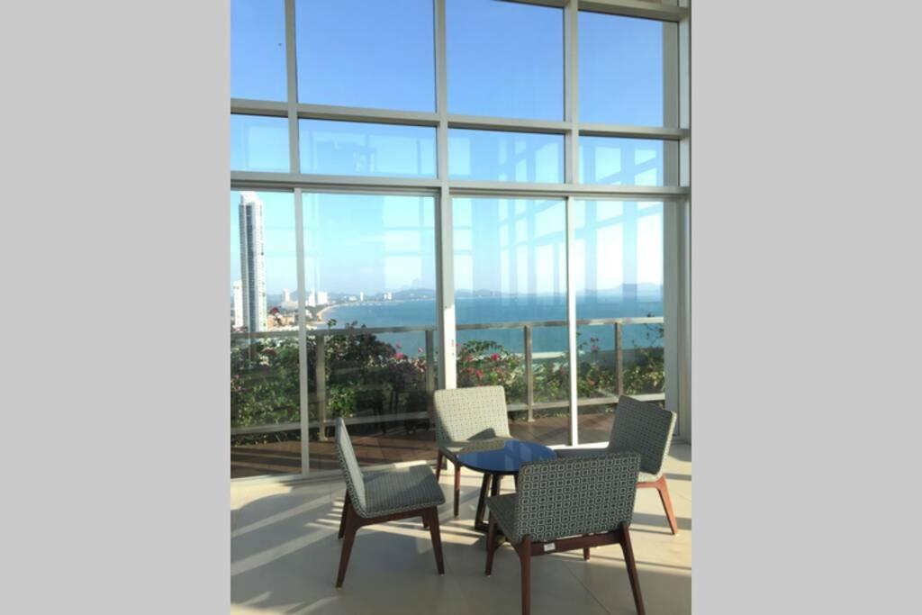 Stunning Seaview Suite Jomtien Beach Εξωτερικό φωτογραφία